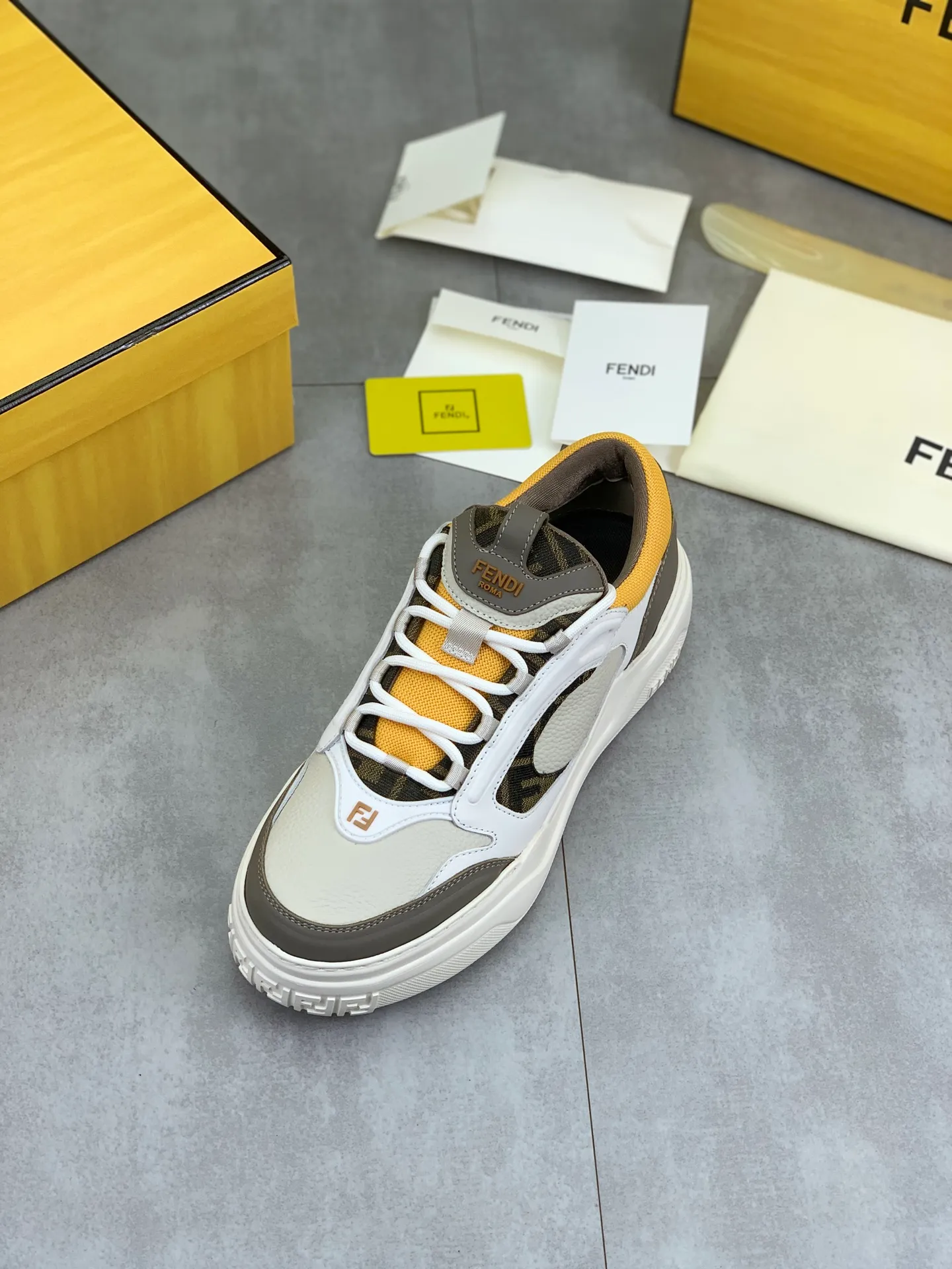 Men's men's shoes 💰P760 new style 💰💎💎💎 summer hot style [FENDI Fendi] top version 🆕New sneakers, wavy soles engraved with original words. Embossed Fendi Flow lettering on the heel. The upper is made of high-end calfskin and breathable materials. Original lining with tone-on-tone details decorated with innovative handcrafting techniques. Ultra-light and wear-resistant TPU and IP foam soles, overall lightweight and comfortable. Size:39-44 (38 45 can be customized)